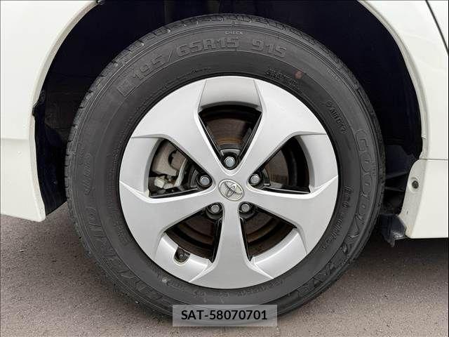 Toyota PRIUS 2015-06 8881643-27