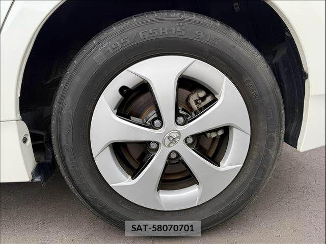 Toyota PRIUS 2015-06 8881643-28