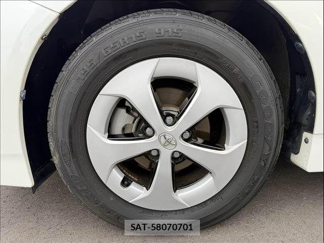Toyota PRIUS 2015-06 8881643-29