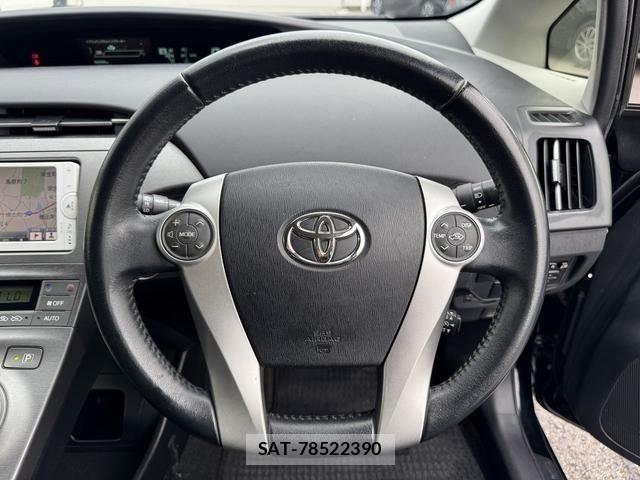 Toyota PRIUS 2014-04 8881648-11