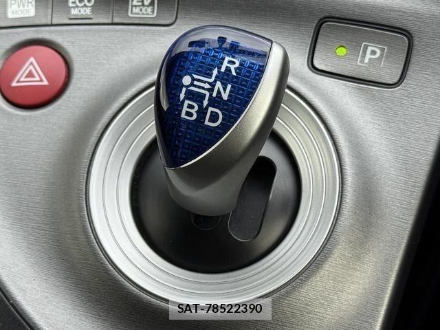 Toyota PRIUS 2014-04 8881648-19