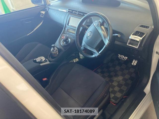Toyota PRIUS 2014-03 8881653-12