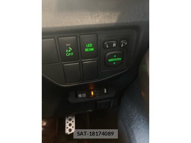 Toyota PRIUS 2014-03 8881653-16
