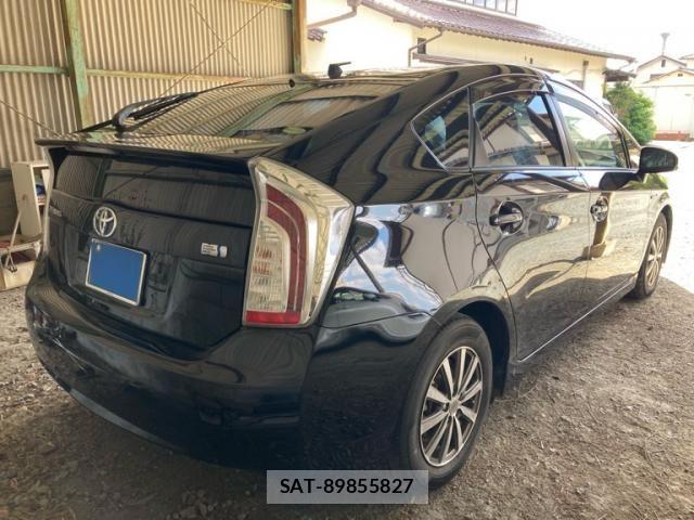 Toyota PRIUS 2014-02 8881669-2