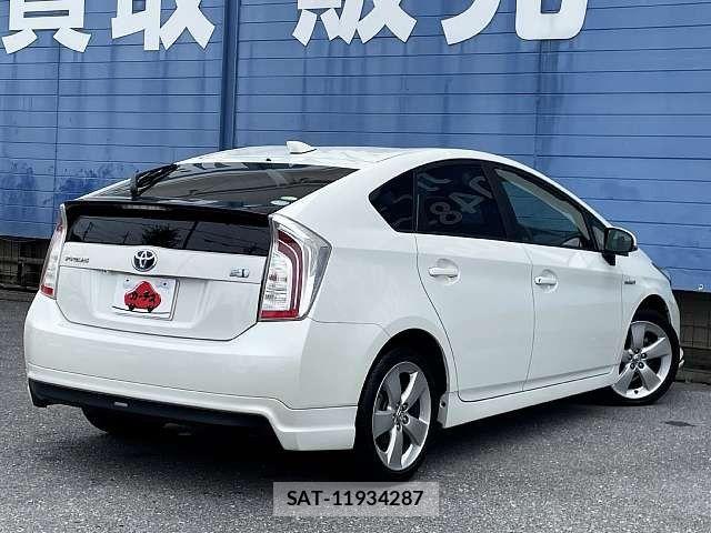 Toyota PRIUS 2014-02 8884194-2