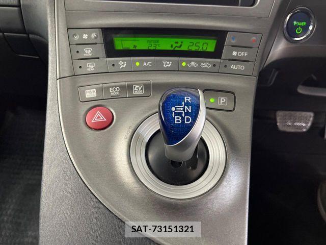Toyota PRIUS 2013-04 8884201-10