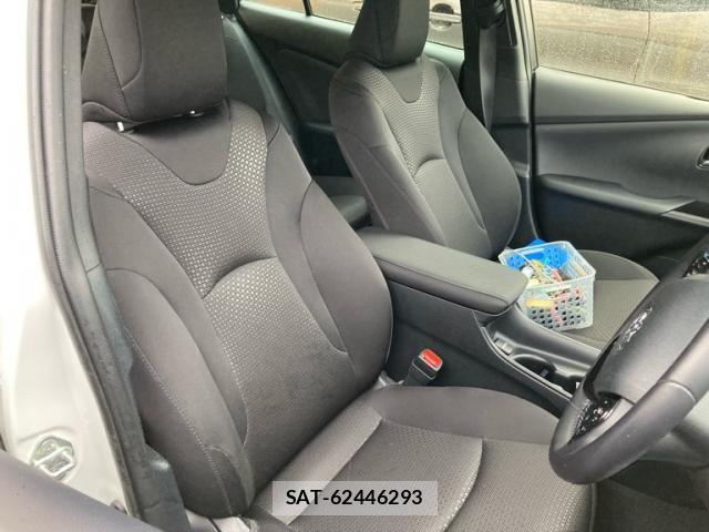 Toyota PRIUS 2022-08 6016582-13