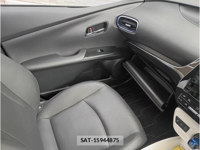 Toyota PRIUS 2017-08 6752945-12