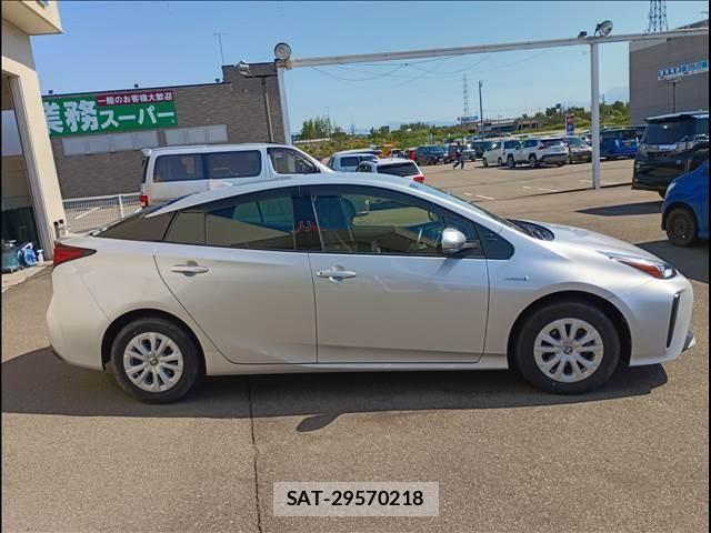 Toyota PRIUS 2019-03 6816685-3