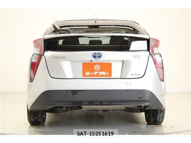 Toyota PRIUS 2016-03 6911495-12