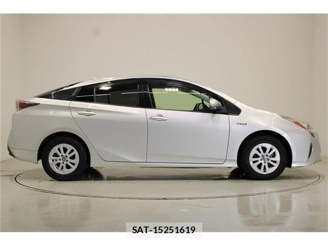 Toyota PRIUS 2016-03 6911495-14