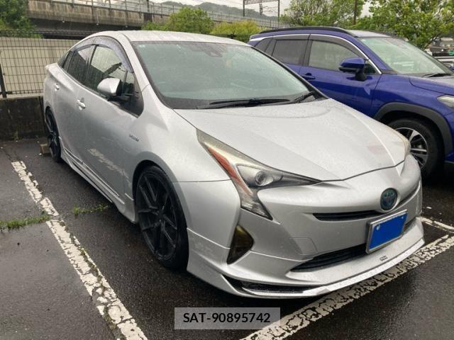Toyota PRIUS 2016-02 7329515-1