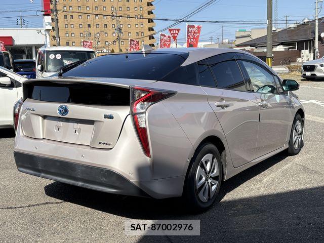 Toyota PRIUS 2016-07 7509749-1