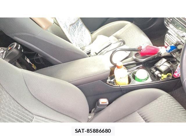 Toyota PRIUS 2018-07 7878953-25