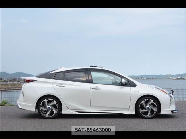 Toyota PRIUS 2017-01 8075209-2
