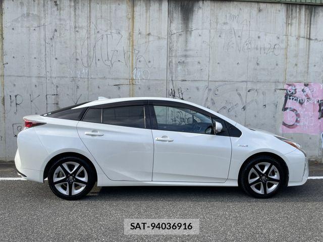 Toyota PRIUS 2016-05 8316555-10