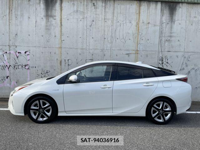 Toyota PRIUS 2016-05 8316555-11