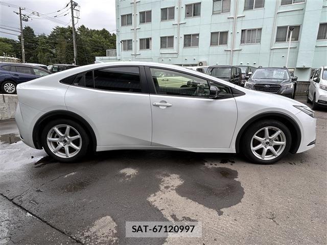 Toyota PRIUS 2023-04 8438743-3