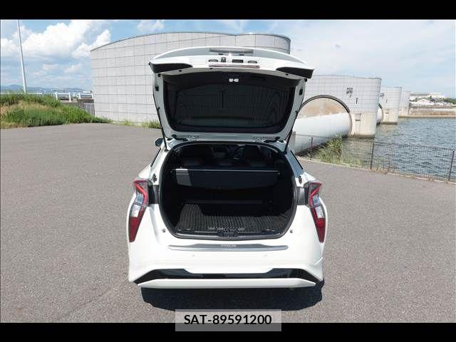Toyota PRIUS 2017-08 8526702-19