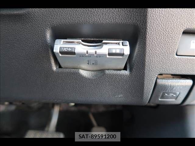 Toyota PRIUS 2017-08 8526702-28