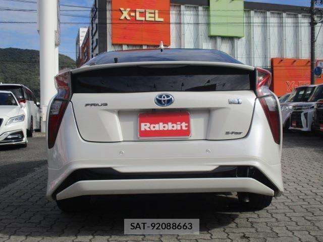 Toyota PRIUS 2016-10 8526709-10