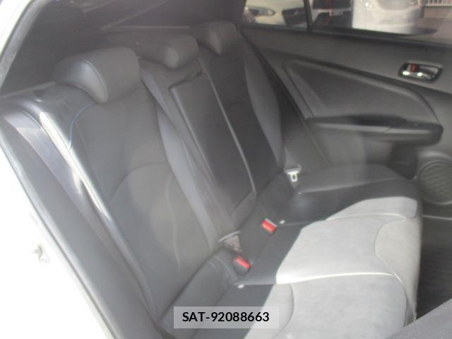 Toyota PRIUS 2016-10 8526709-23