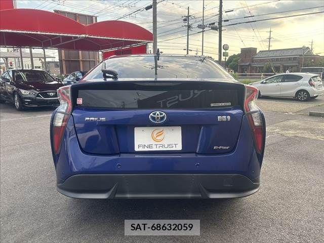 Toyota PRIUS 2017-12 8563272-17