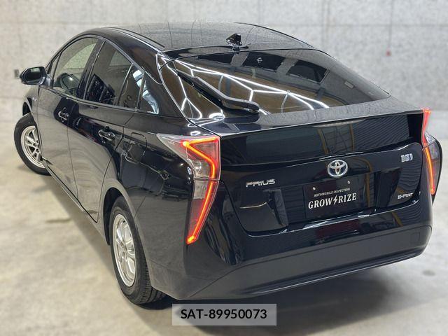 Toyota PRIUS 2017-06 8781709-18
