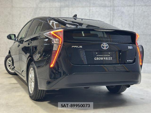 Toyota PRIUS 2017-06 8781709-4