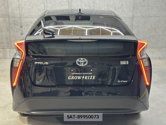 Toyota PRIUS 2017-06 8781709-5