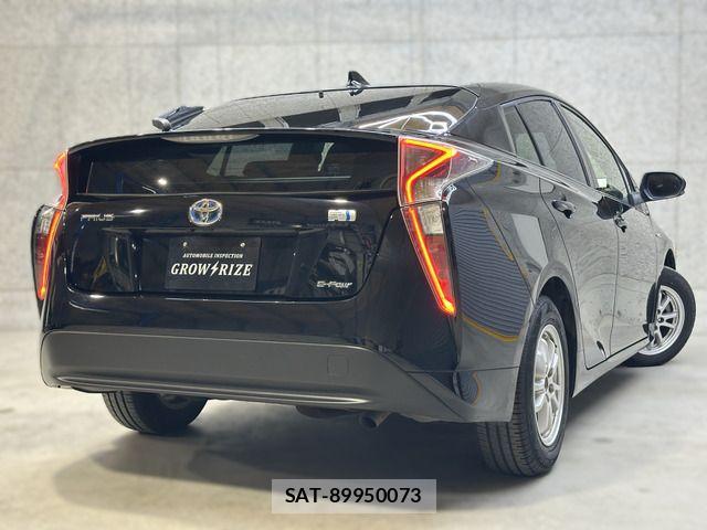 Toyota PRIUS 2017-06 8781709-6