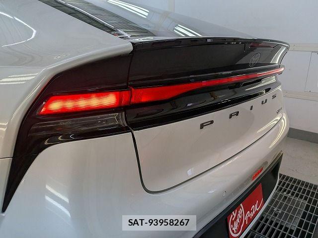 Toyota PRIUS 2023-06 8881677-5