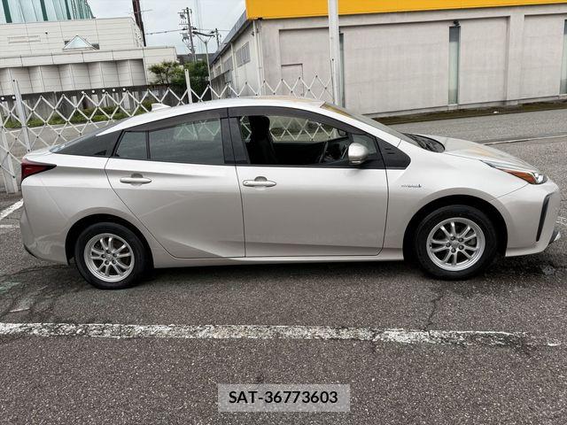 Toyota PRIUS 2019-08 8881680-3