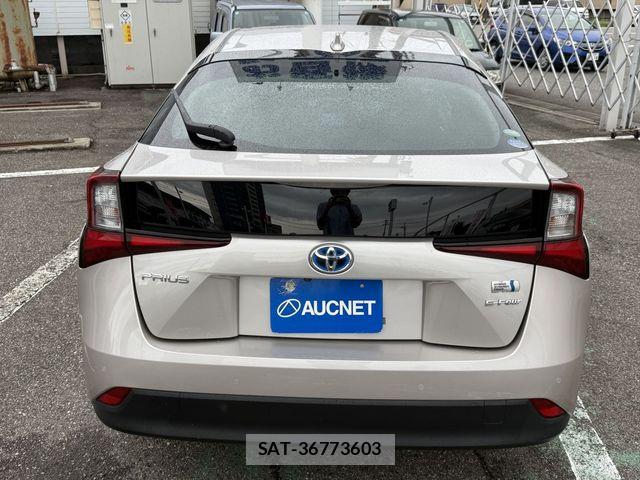 Toyota PRIUS 2019-08 8881680-5