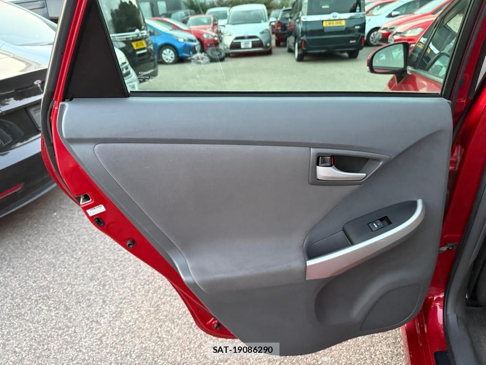 Toyota PRIUS 2011-02 1797340-28