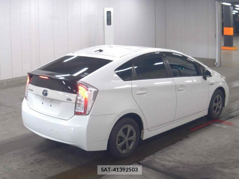 Toyota PRIUS 2015-02 8252486-1