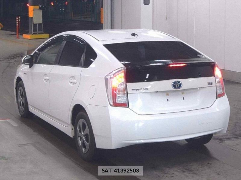Toyota PRIUS 2015-02 8252486-2
