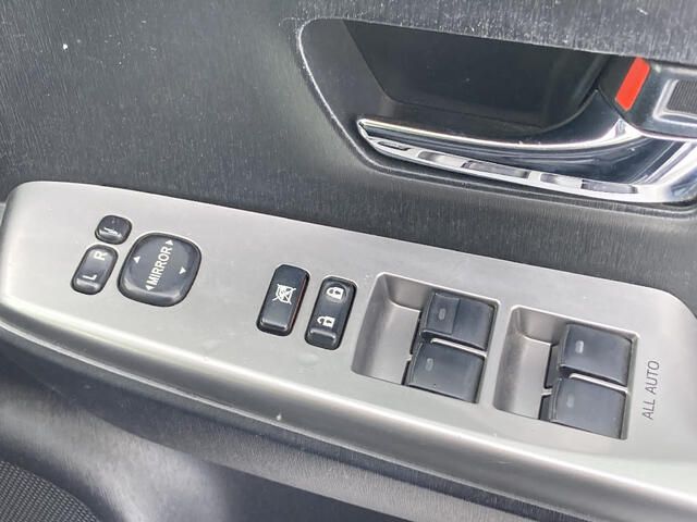 Toyota PRIUS ALPHA 2015-11 3680835-14