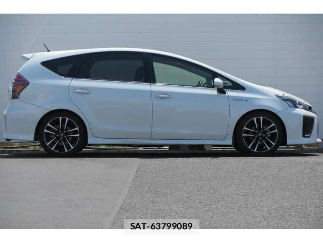 Toyota PRIUS ALPHA 2015-10 6752946-3