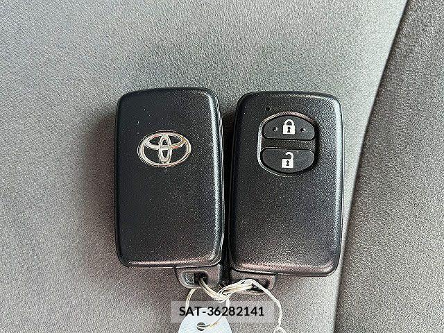 Toyota PRIUS ALPHA 2013-01 6752948-25