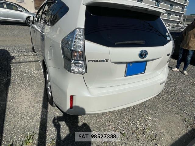 Toyota PRIUS ALPHA 2012-01 6911555-6