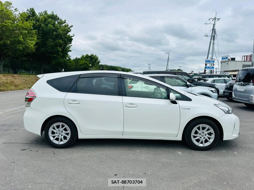 Toyota PRIUS ALPHA 2016 6904587-5