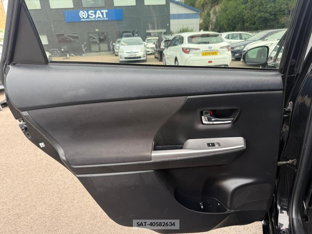 Toyota PRIUS ALPHA 2016-07 1320522-23