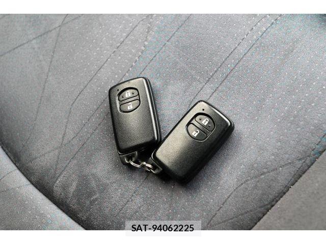 Toyota PRIUS ALPHA 2012-08 7393690-26