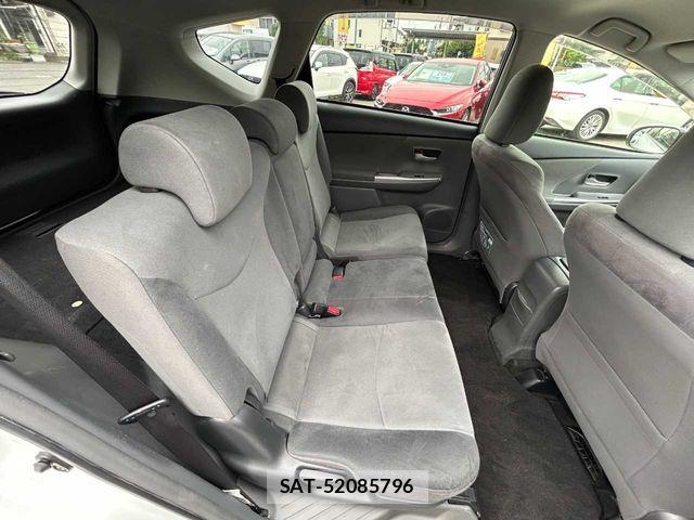 Toyota PRIUS ALPHA 2011-12 7457027-17
