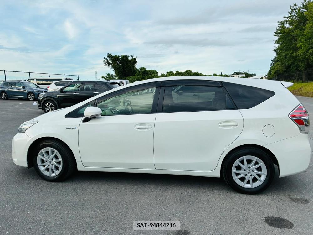 Toyota PRIUS ALPHA 2015-03 7491201-1