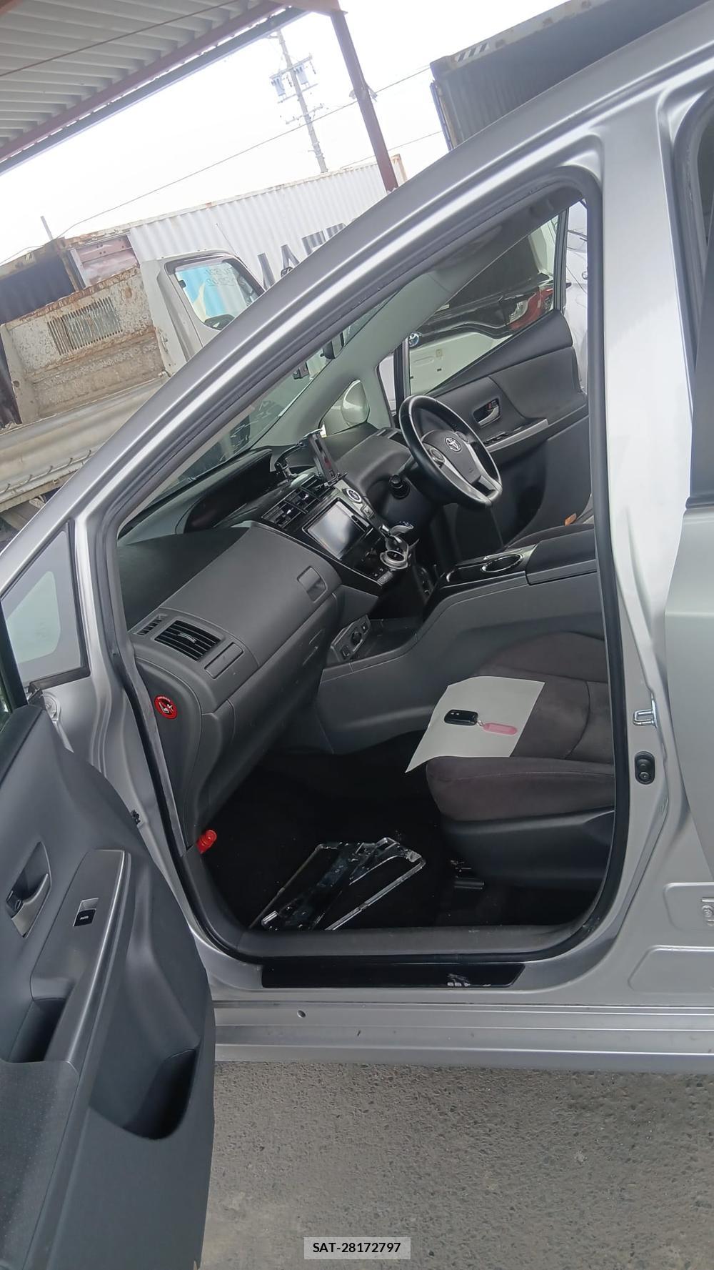 Toyota PRIUS ALPHA 2012 6844769-10
