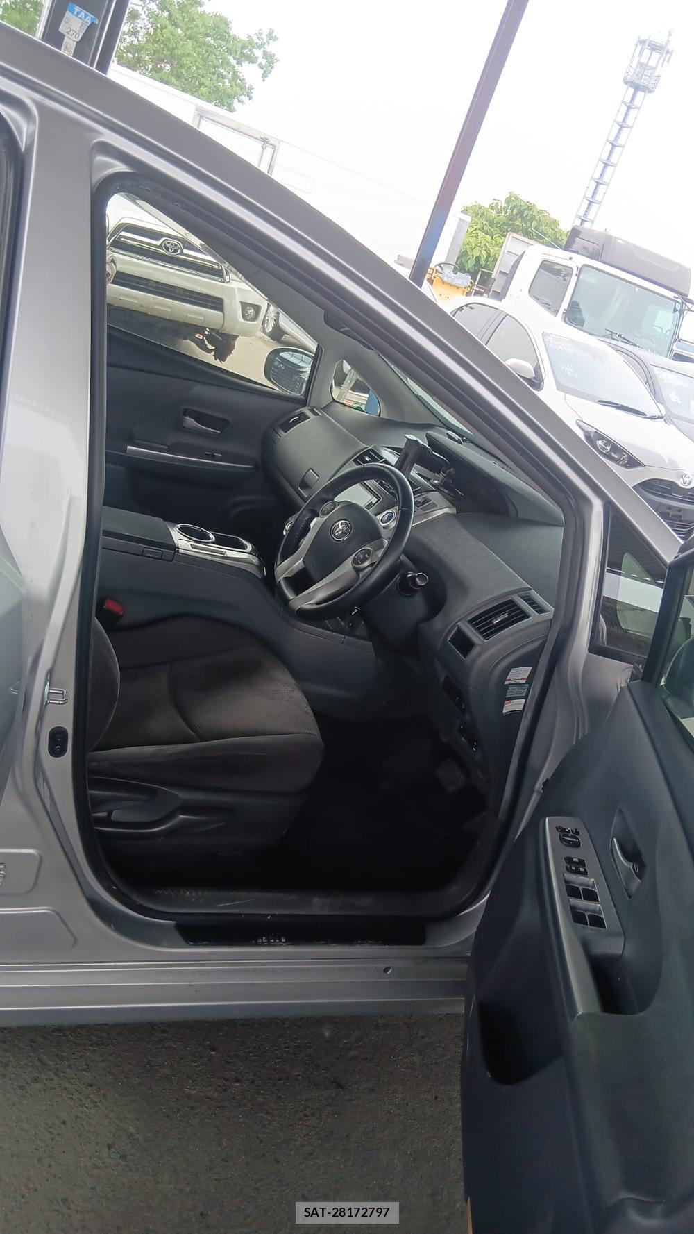 Toyota PRIUS ALPHA 2012 6844769-11