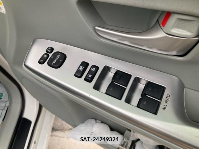Toyota PRIUS ALPHA 2011-12 8037793-13