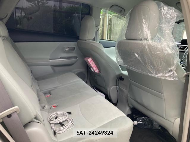 Toyota PRIUS ALPHA 2011-12 8037793-4
